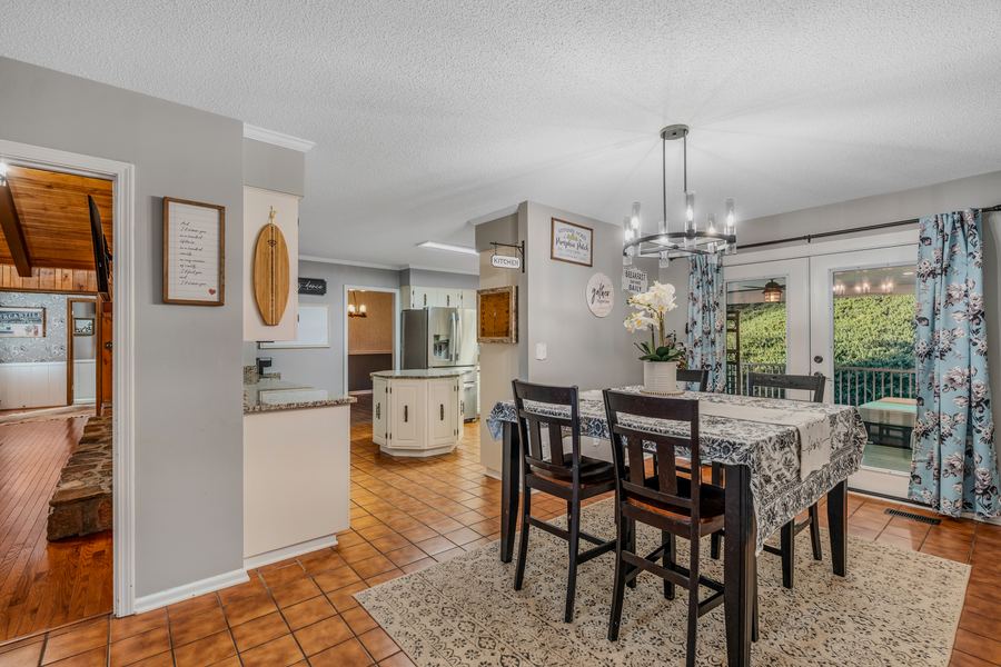 Breakfast room, 144 Porter Road